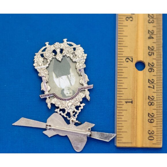 Vintage Cameo Silver Tone Ribbon Bow Tie Elegant Brooch D10 - Picture 2 of 2